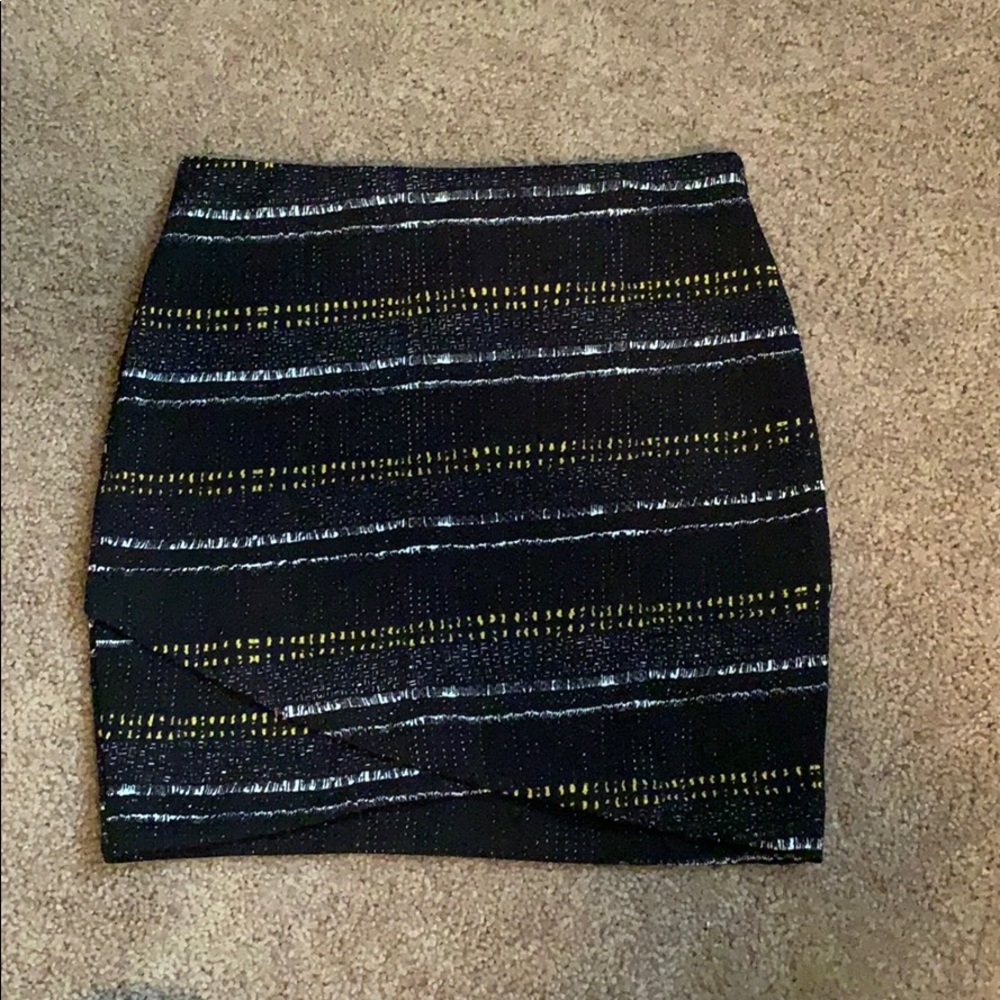 Woven short pencil skirt. Size XS